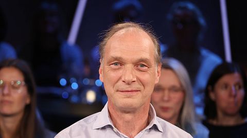 Martin Brambach lächelnd und in schickem Hemd zu Gast in der NDR Talk Show (4.4.2025) - Foto:  IMAGO / Stephan Wallocha