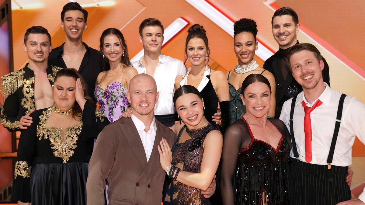 Der Cast der aktuellen Staffel  „Let's Dance“, alle sind in schwarz, braun und weiß gekleidet.