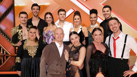 Der Cast der aktuellen Staffel  „Lets Dance“, alle sind in schwarz, braun und weiß gekleidet. - Foto: IMAGO / Future Image