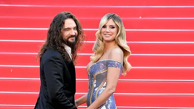 Tom und Heidi schauen fröhlich in die Kamera! - Foto: Imago/APress