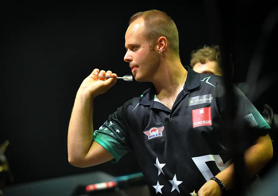 Max Hopp wirft einen Dart bei der früheren Darts WM Vernstaltung