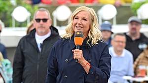Andrea Kiewel moderiert beim ZDF Fernsehgarten am 25. Mai - Foto:  IMAGO / STAR-MEDIA