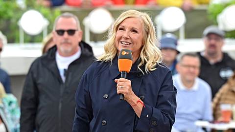 Andrea Kiewel moderiert beim ZDF Fernsehgarten am 25. Mai - Foto:  IMAGO / STAR-MEDIA