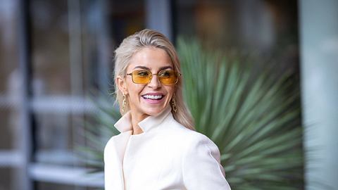 Caro Daur schaut fröhlich zur Seite! - Foto: Imagao/ ABACAPRESS