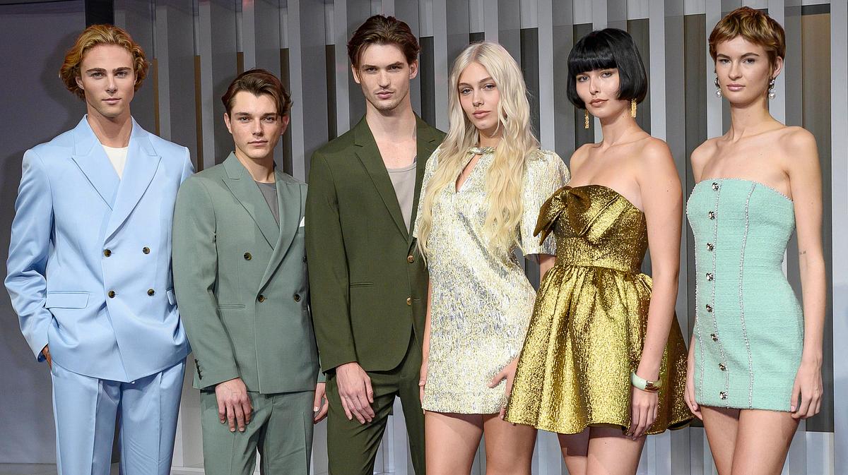 Die Finalist:innen der 20. Staffel „Germanys Next Topmodel! Aufgereiht stehen die diesjährigen GNTM-Finalist:innen posierend nebeneinander – Wer holt sich den Titel?