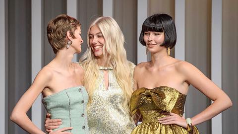 Zoe, Daniela und Magdalena beim Photocall mit den Finalistinnen und Finalisten der 20. Staffel der ProSieben Casting-Show Germany s Next Topmodel! - Foto:  IMAGO / Future Image