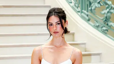 Gracie Abrams in einem weißen Trägerkleid  - Foto: IMAGO / Bestimage