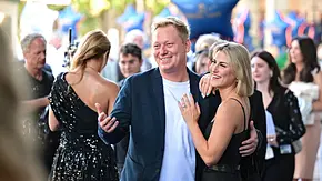Knossi und Lia in Anzug und Kleid. - Foto: IMAGO/STAR-MEDIA Knossi und Lia in Anzug und Kleid. - Foto: IMAGO/STAR-MEDIA