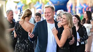 Knossi und Lia in Anzug und Kleid. - Foto: IMAGO/STAR-MEDIA