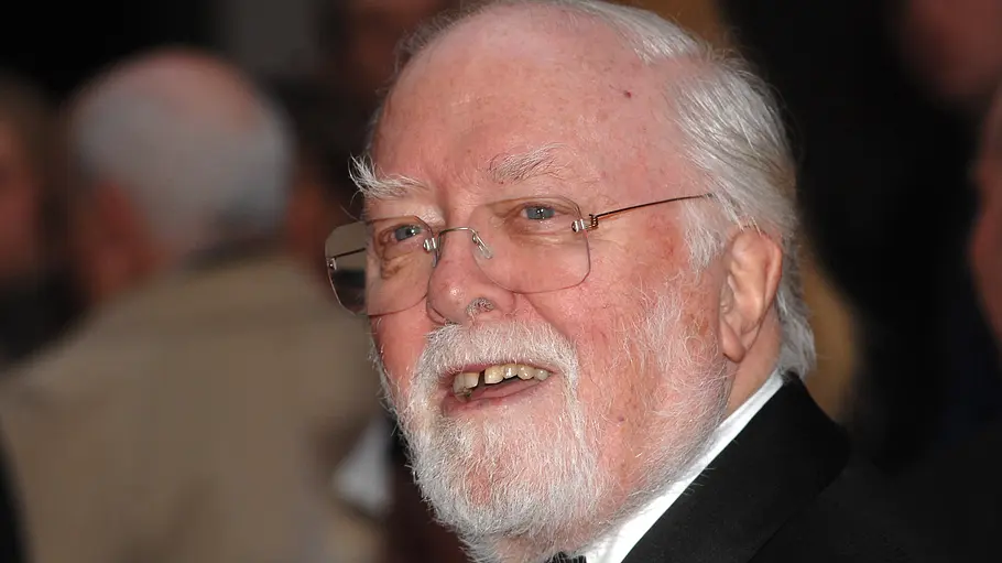 Richard Attenborough lächelt auf dem roten Teppich.
