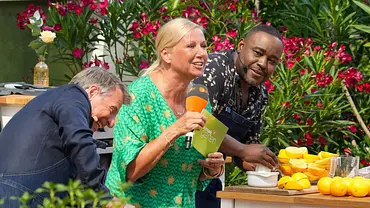 Nelson Müller und Kiwi beim ZDF-Fernsehgarten - Foto: IMAGO / BOBO Nelson Müller und Kiwi beim ZDF-Fernsehgarten - Foto: IMAGO / BOBO