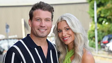 Raul Richter und Vanessa Schmitt lächeln in die Kamera. - Foto: IMAGO / Gartner