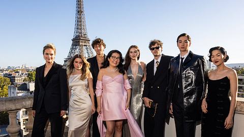 Der Cast der dritten Staffel von „The Summer I Turned Pretty“ steht vor dem Eifelturm - Foto:  IMAGO / Bestimage