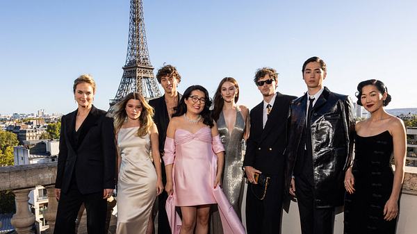 Der Cast der dritten Staffel von „The Summer I Turned Pretty“ steht vor dem Eifelturm - Foto:  IMAGO / Bestimage
