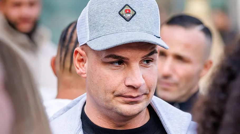 Kehrt Pietro Lombardi zu DSDS zurück? Pietro Lombardi schaut mit ernster Miene zur Seite.