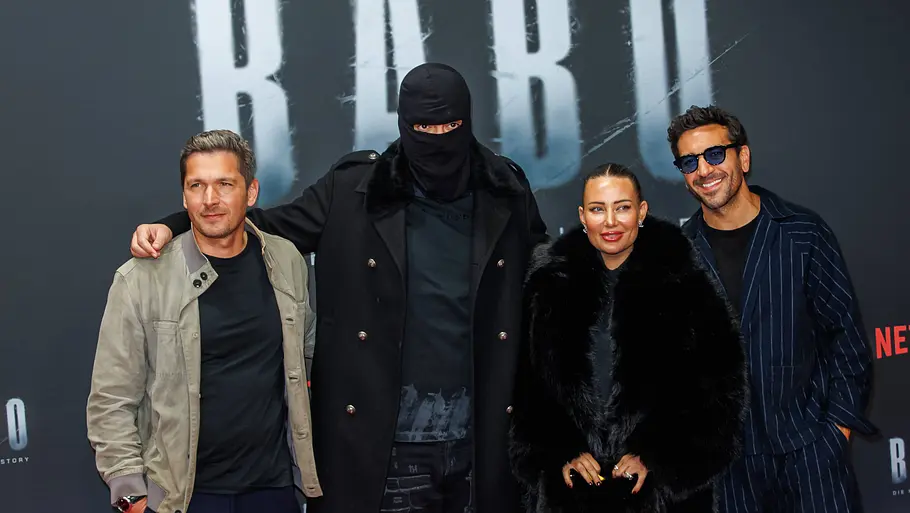 Paco-Luca Nitsche, Haftbefehl (Aykut Anhan), Nina Anhan und Elyas M Barek bei der Premiere der Netflix Doku BABO - Die Haftbefehl Story