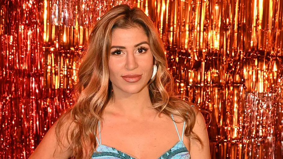 Eva Benetatou vor einem roten Lammeta-Vorhang bei einer Premiere zur Reality-Show Die Abrechnung