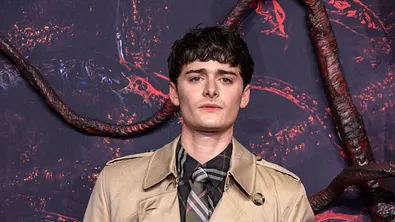 Noah Schnapp guckt in die Kamera - Foto: IMAGO / FAMOUS
