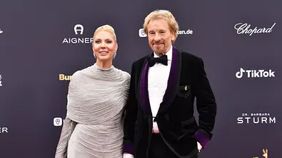 Thomas Gottschalk mit Ehefrau Karina auf dem roten Teppich - Foto: IMAGO / Spöttel Picture Thomas Gottschalk mit Ehefrau Karina auf dem roten Teppich - Foto: IMAGO / Spöttel Picture