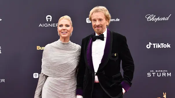 Thomas Gottschalk mit Ehefrau Karina auf dem roten Teppich - Foto: IMAGO / Spöttel Picture Thomas Gottschalk mit Ehefrau Karina auf dem roten Teppich - Foto: IMAGO / Spöttel Picture