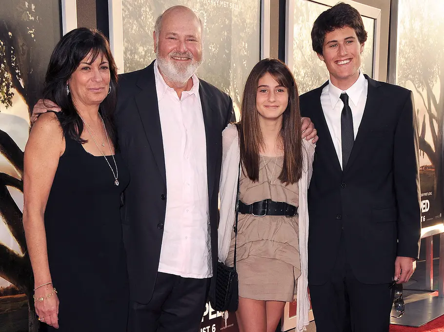 Schauspieler und Regisseur Rob Reiner mit seiner Ehefrau Michele Singer Reiner sowie den gemeinsamen Kindern Romy Reiner und Jake Reiner bei einem öffentlichen Auftritt.