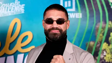 Aleks gut gelaunt mit Sonnenbrille - Foto: IMAGO / Panama Pictures
