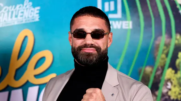 Aleks gut gelaunt mit Sonnenbrille - Foto: IMAGO / Panama Pictures