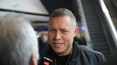 Patrick Romer bei der Abreise der Dschungelcamp-Kandidaten der RTL Reality-TV-Show Ich bin ein Star - holt mich hier raus nach Australien auf dem Flughafen Frankfurt am Main - Foto: IMAGO / Matthias Wehnert