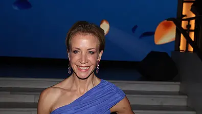 Annika Ernst im blauen Kleid. - Foto: IMAGO/Matthias Wehnert