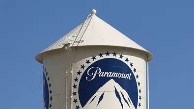 The Paramount Pictures logo is displayed on the water tower in Los Angeles - Foto: IMAGO / NurPhoto