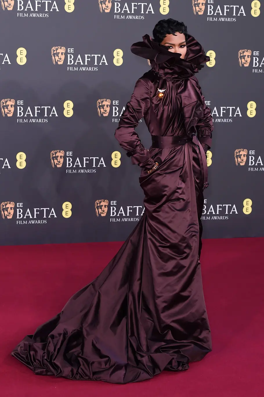Teyana Taylor beim BAFTA in dramatischem Balmain-Kleid in Violett 