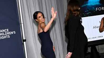 Meghan Markle winkt in die Kamera - Foto: IMAGO / AFF-USA