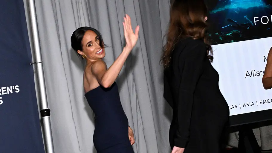 Meghan Markle Meghan Markle winkt in die Kamera