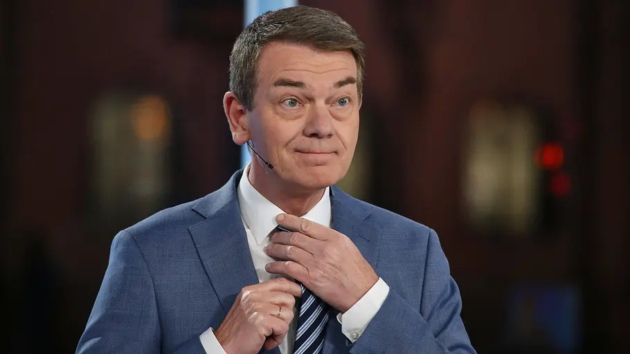 Jörg Schönenborn. Jörg Schönenborn als Moderator vor der Kamera.