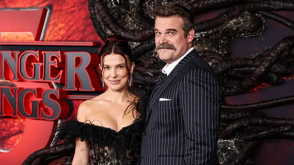 Millie Bobby Brown und David Harbour bei der Premiere von Stranger Things, Staffel 5 - Foto: IMAGO / Image Press Agency