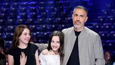 Rapper Bushido (47) mit seinen Töchtern Aaliyah (14, links) und Laila (13) auf der DSDS-Bühne. - Foto: IMAGO / Panama Pictures Rapper Bushido (47) mit seinen Töchtern Aaliyah (14, links) und Laila (13) auf der DSDS-Bühne. - Foto: IMAGO / Panama Pictures