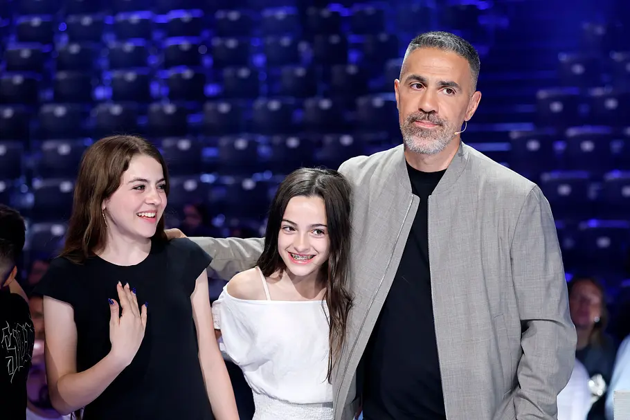 Rapper Bushido (47) mit seinen Töchtern Aaliyah (14, links) und Laila (13) auf der DSDS-Bühne. Rapper Bushido (47) mit seinen Töchtern Aaliyah (14, links) und Laila (13) auf der DSDS-Bühne.