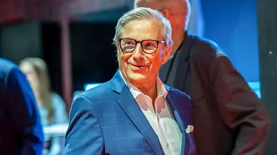 Jan Hofer lacht und schaut zur Seite. - Foto: IMAGO / BREUEL-BILD Jan Hofer lacht und schaut zur Seite. - Foto: IMAGO / BREUEL-BILD