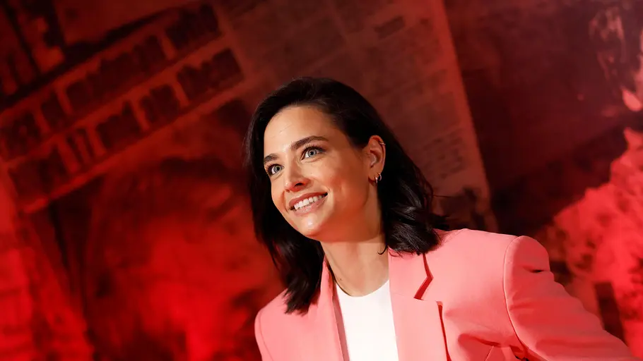 Amira Aly im rosa Blazer. - Foto: IMAGO / Panama Pictures Amira Aly im rosa Blazer. - Foto: IMAGO / Panama Pictures