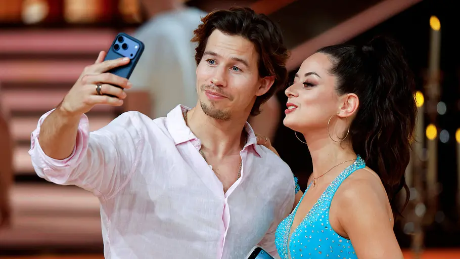 Joel Mattli und Malika Dzumaev Joel Mattli und Malika Dzumaev machen ein Selfie.