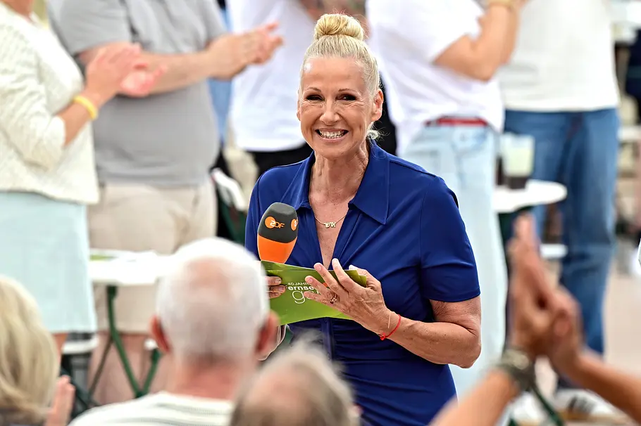 Andrea Kiewel Andrea Kiewel (61) im Fernsehgarten