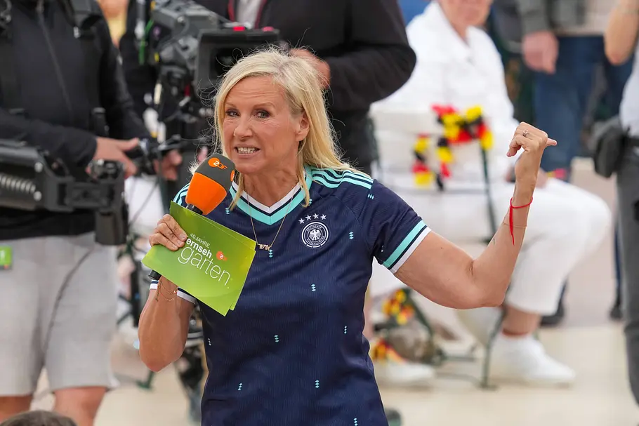 Andrea Kiewel Andrea Kiewel im Fußballfieber beim ZDF-Fernsehgarten