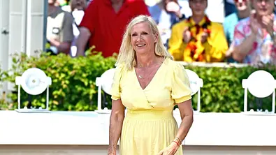Andrea Kiewel (61) beim ZDF-Fernsehgarten - Foto: IMAGO / STAR-MEDIA