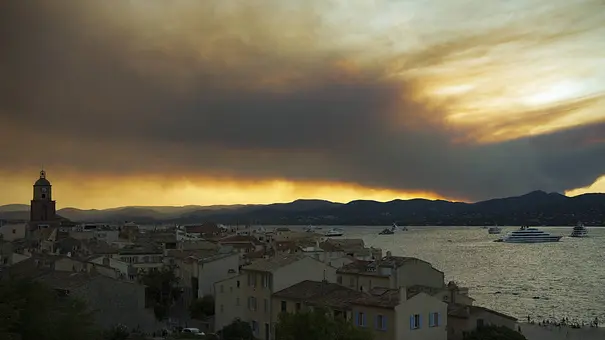 Ein außer Kontrolle geratener Waldbrand wütet die Var-Region im Süden Frankreichs - Foto: IMAGO / Bestimage Ein außer Kontrolle geratener Waldbrand wütet die Var-Region im Süden Frankreichs - Foto: IMAGO / Bestimage