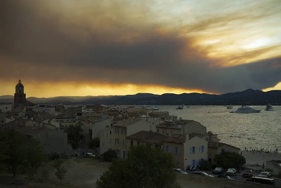 Waldbrand in Süd-Frankreich Ein außer Kontrolle geratener Waldbrand wütet die Var-Region im Süden Frankreichs
