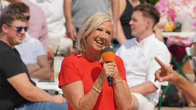 Andrea Kiewel im ZDF-Fernsehgarten - Foto: IMAGO / BOBO