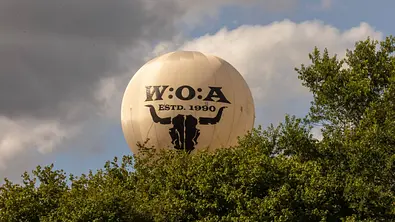 Der Wackenballon schwebt hinter Bäumen - Foto: IMAGO / Dirk Jacobs Der Wackenballon schwebt hinter Bäumen - Foto: IMAGO / Dirk Jacobs