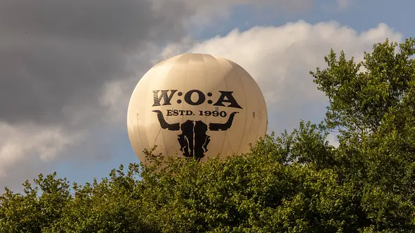 Der Wackenballon schwebt hinter Bäumen - Foto: IMAGO / Dirk Jacobs Der Wackenballon schwebt hinter Bäumen - Foto: IMAGO / Dirk Jacobs
