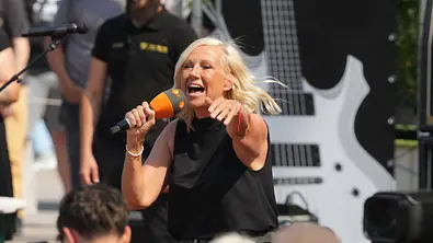 Andrea Kiewel moderiert den ZDF-Fernsehgarten - Foto: IMAGO / BOBO Andrea Kiewel moderiert den ZDF-Fernsehgarten - Foto: IMAGO / BOBO