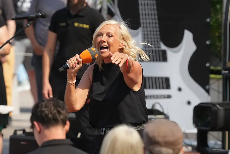 Andrea Kiewel im ZDF-Fernsehgarten Andrea Kiewel moderiert den ZDF-Fernsehgarten